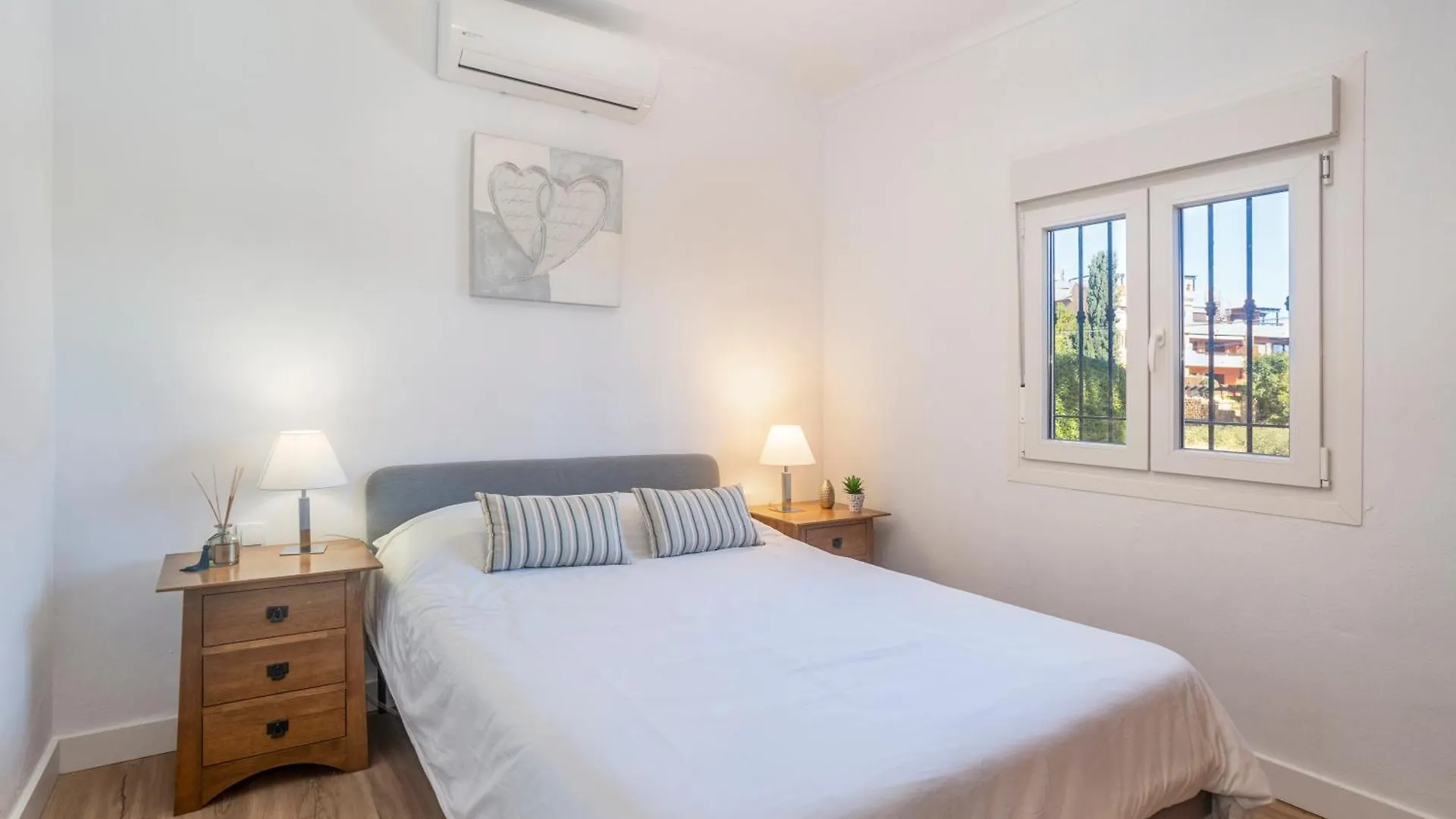 Stunning 5 Bedroom Villa, Sea Views, Private Pool, Estepona, Sleeps Up To 12 Spanyolország