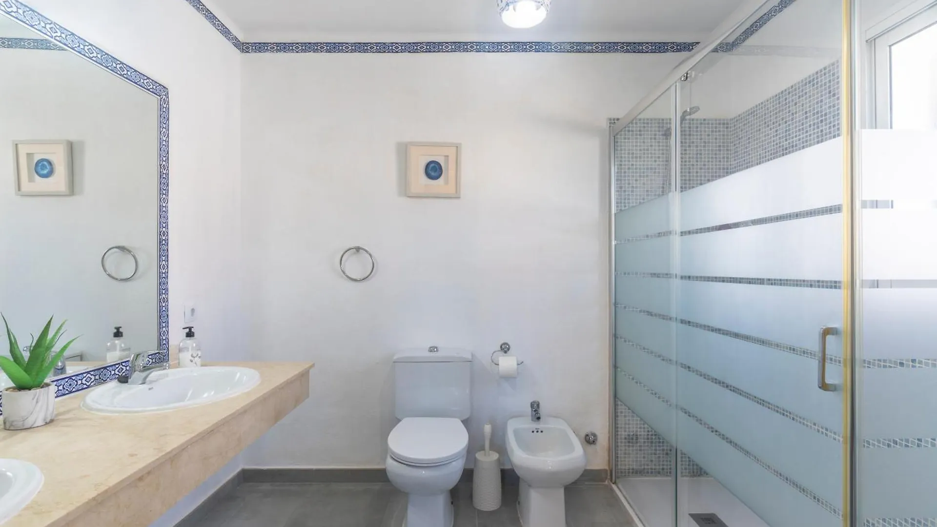 Villa Stunning 5 Bedroom Villa, Sea Views, Private Pool, Estepona, Sleeps Up To 12